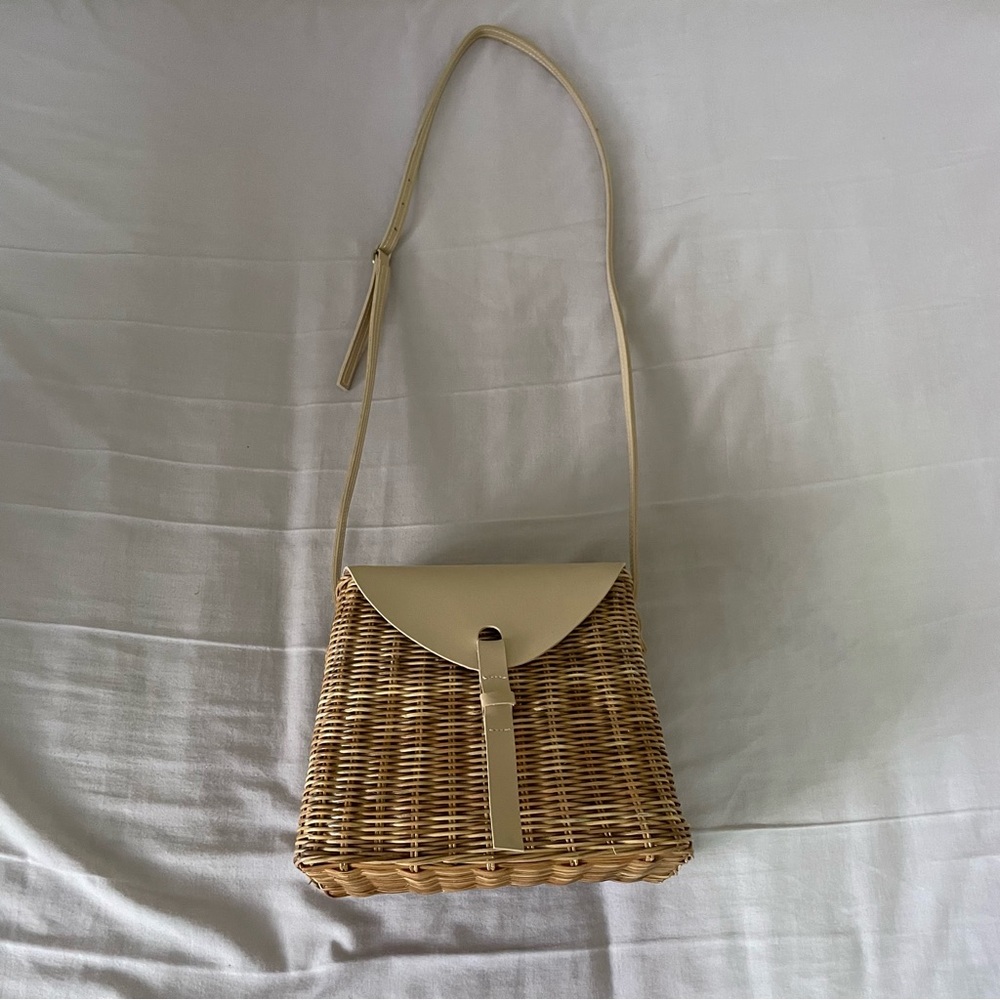 Elegant Tan Woven Shoulder Bag